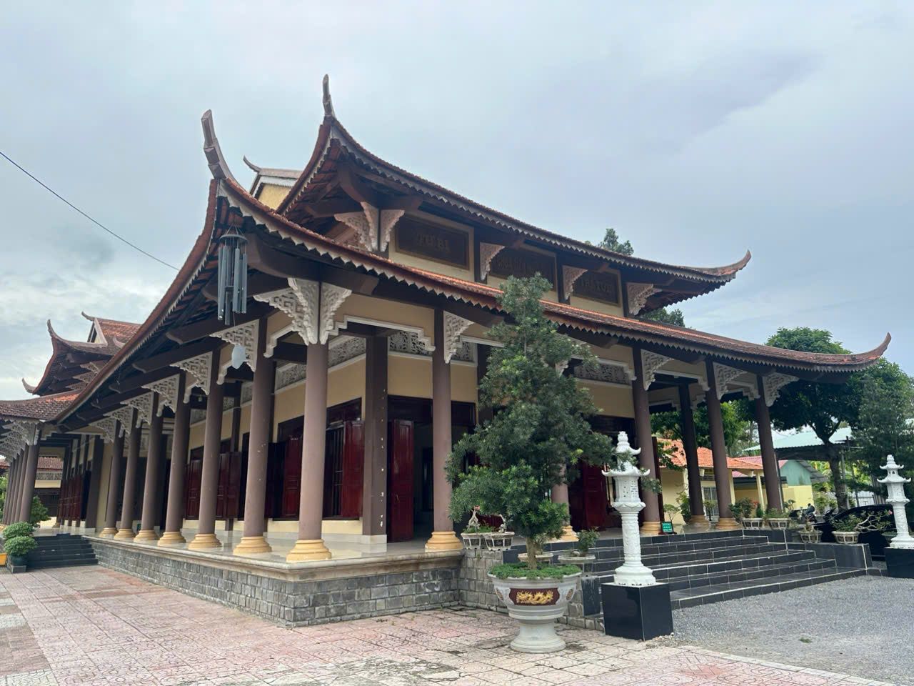 Mặt tiền chánh điện